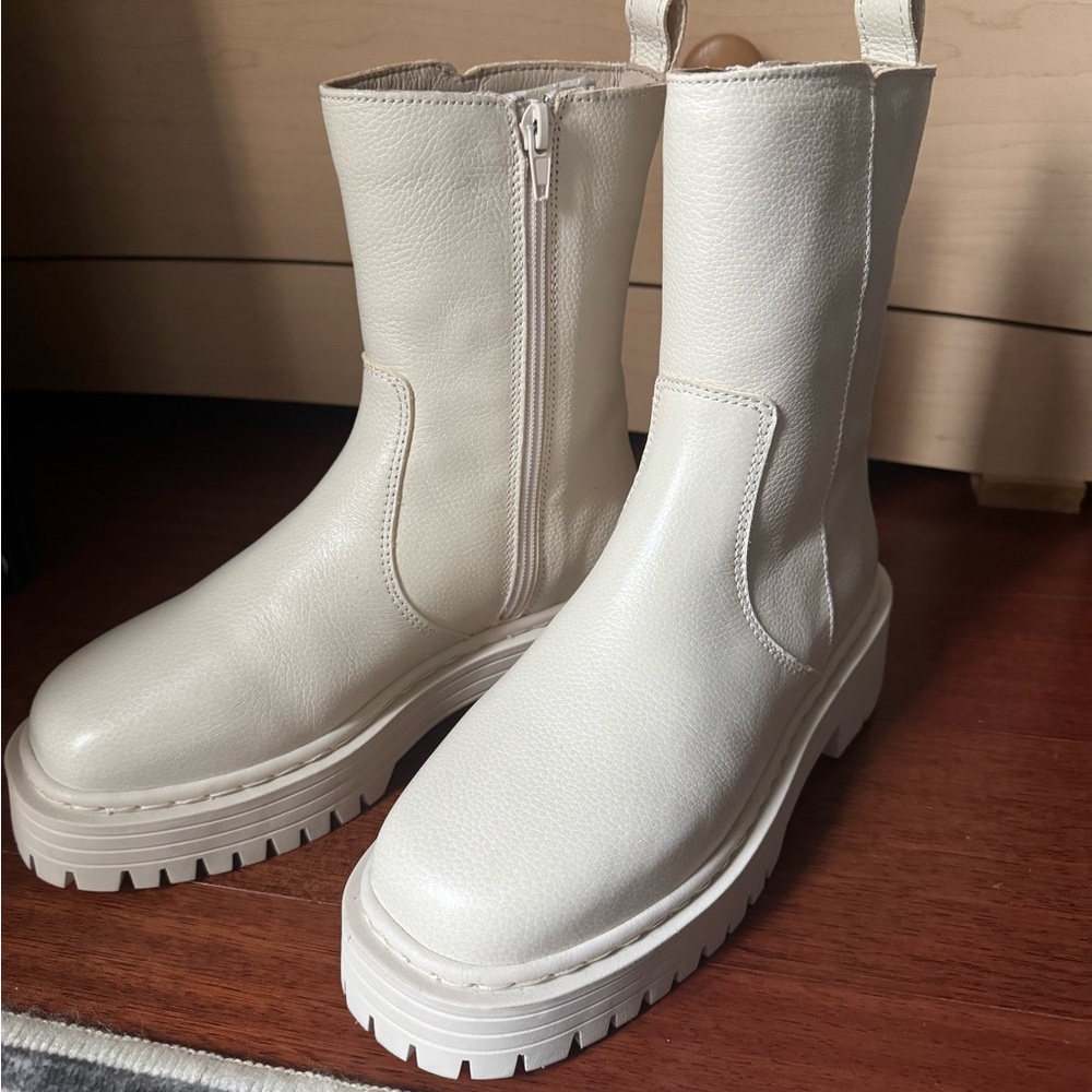 Roolee Women's Cream Leather Lug Sole Zippered Boots Size 5 NWOT